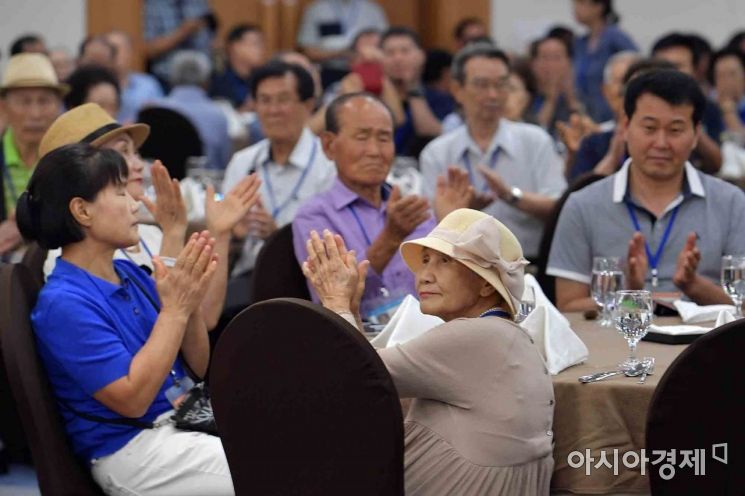 "그래도 오래 살아 다행"…국군포로·전시납북 가족도 이산상봉