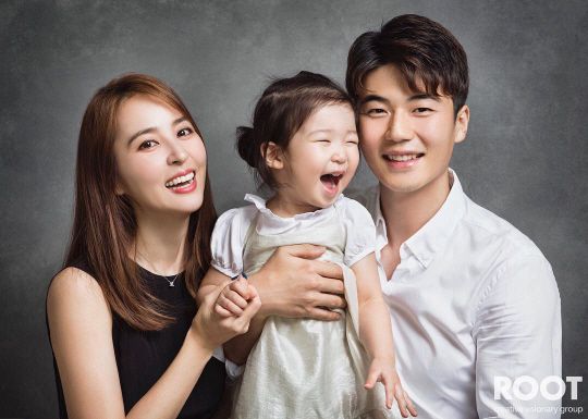 기성용♥한혜진, 딸과 함께 한 가족사진 공개…"아름다운 가족의 완성"