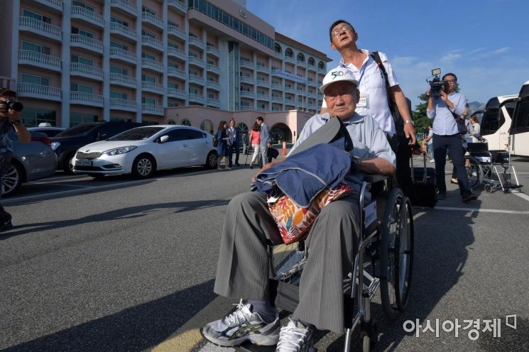 "아직 실감 안나"…설레는 마음 안고 南이산가족 금강산 출발