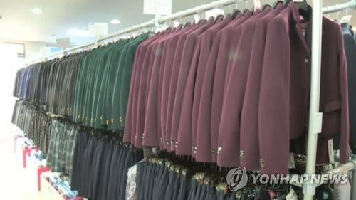 "더운 날 꽉 끼는 교복 입어야 할까요…생활복 입게 해주세요"