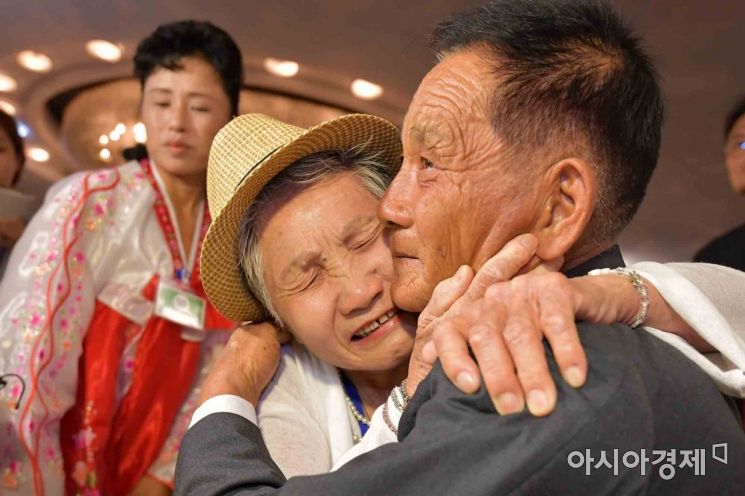 [포토]65년 만에 얼굴 맞댄 이산가족