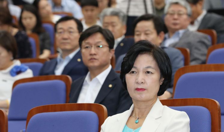 與 "인터넷은행 특례법 신중히 추진…'은산분리 완화' 우려 충분히 반영"