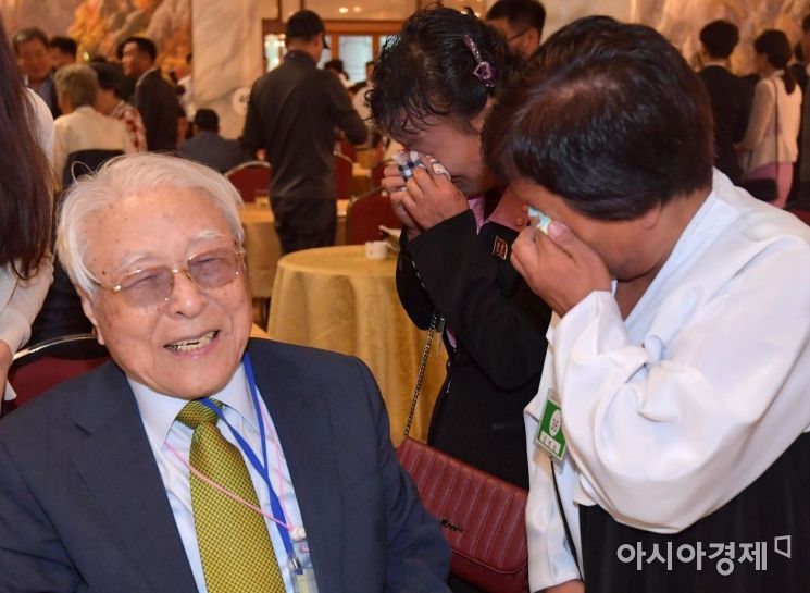 남북 이산가족 환영 만찬으로 상봉 첫날 마무리