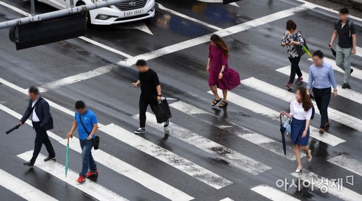 [포토]우산 들고 출근