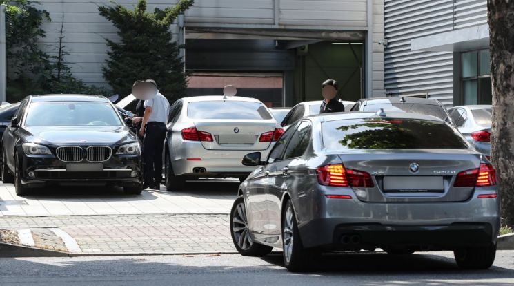 리콜이 시작된 20일 BMW 서비스센터가 BMW 리콜 대상 차량들로 붐비고 있다./연합뉴스