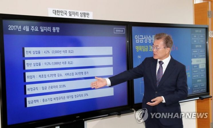 조선, 자사 기사 지적 한겨레에 반박…文정권 '보수-진보 매체 충돌' 조짐