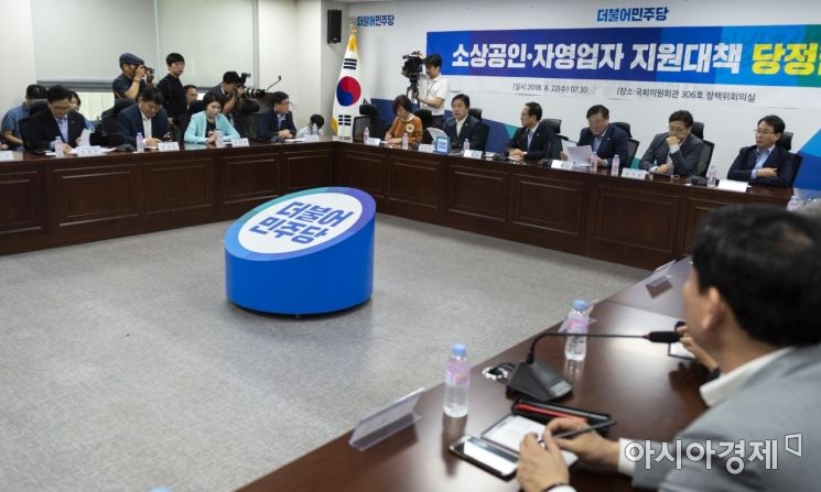 홍종학 중소기업벤처부 장관이 22일 국회에서 열린 '소상공인 자영업자 지원대책 당정협의'에 참석, 모두 발언을 하고 있다./윤동주 기자 doso7@