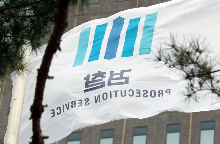 文대통령 "사법농단 반드시 규명" 발언 다음날 검찰 대거 '압수수색'