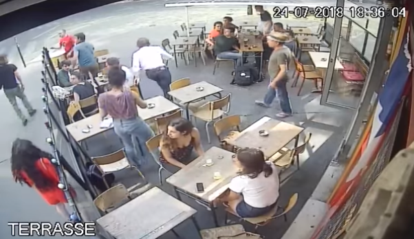 지난달 31일 프랑스 파리 한 카페에서 여성이 남성에게 폭행을 당했다. 사진=폐쇄회로(CC)TV영상 화면 캡처
