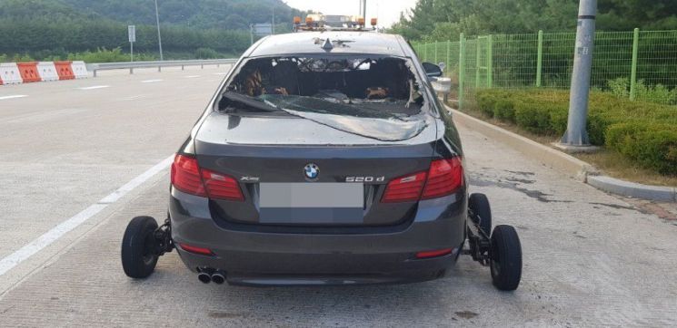 20일 오후 경북 문경시 중부내륙고속도로를 달리던 BMW 차량에서 화재가 발생한 이후 BMW 차량이 옮겨지고 있다. /연합뉴스