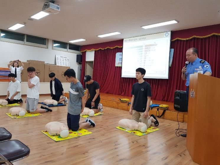 성북구 돈암2동 ‘놀마니또’ 봉사단 청소년 대상 심폐소생술 교육