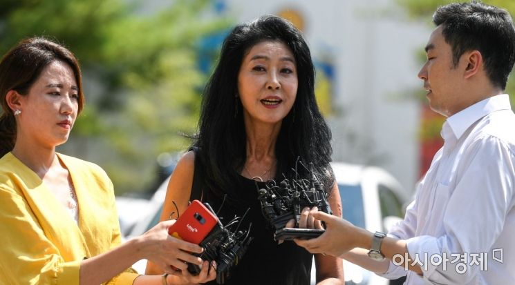 배우 김부선이 갑작스럽게 세상을 떠난 고(故) 김새론과 미성년 교제 의혹으로 대중들로부터 비난받는 김수현 두 후배에게 안타까운 마음을 드러냈다.  강진형 기자