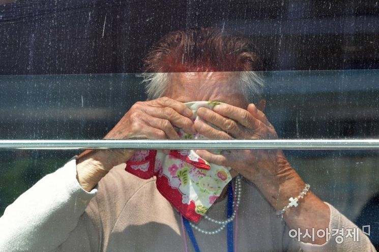 [포토]흐르고 흐르는 눈물