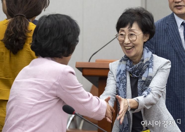 [포토] 야당 의원과 인사 나누는 최영애 인권위원장 후