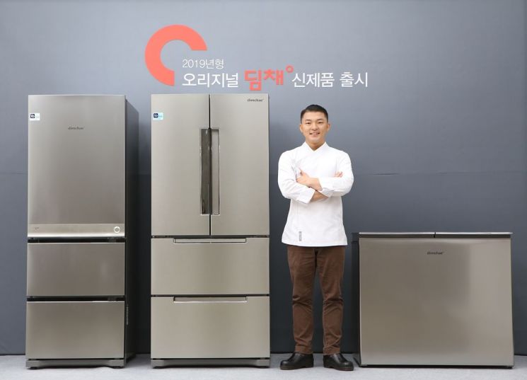 대유위니아 2019년형 김치냉장고 ‘딤채’ 신제품 출시 기념 쿠킹 클래스에 참석한 요리연구가 유현수 셰프가 신제품을 소개하고 있다.