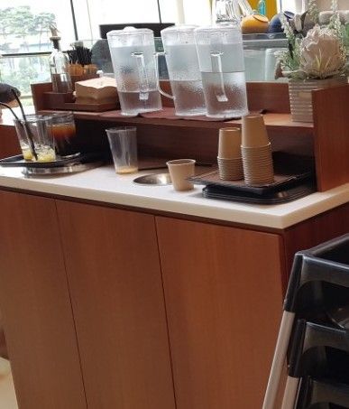 서울의 한 커피전문점. 손님이 두고간 컵이 그대로 놓여있다. 이선애 기자 lsa@