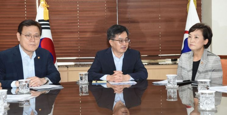 정부 "서울지역 부동산 과열…투기지역 등 추가지정 검토"(상보)