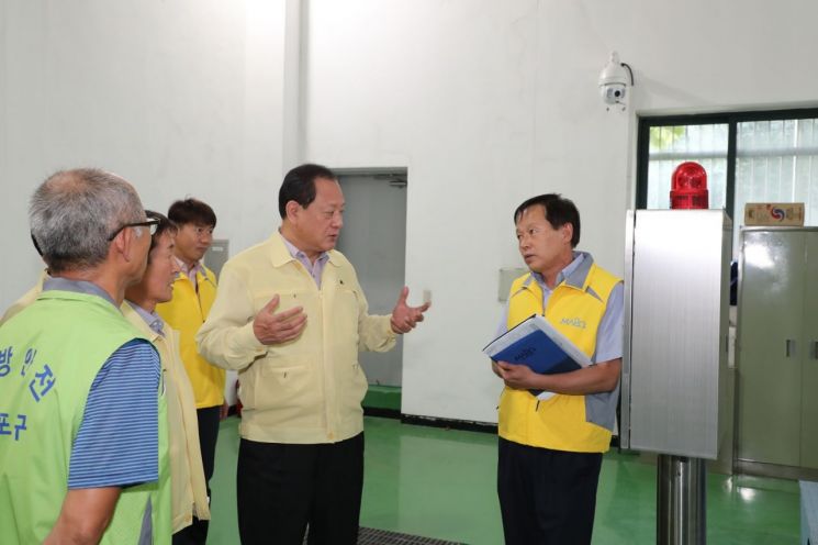 [포토]유동균 마포구청장, 태풍 솔릭 대비 망원1빗물펌프장 방문