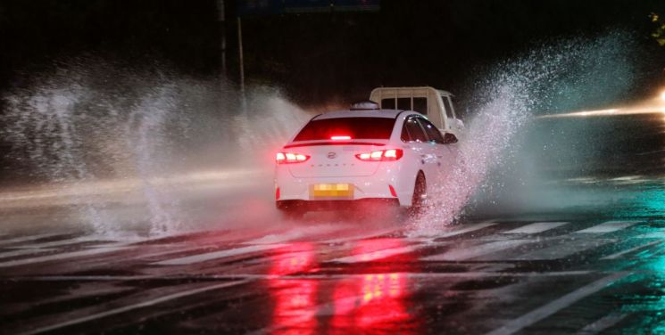 태풍 '솔릭' 오늘(24일) 오후 동해상으로 물러나…"강풍·폭우 피해 주의"