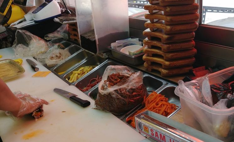 [르포] 김밥에 시금치 보셨나요? 한 단에 무려 만원…식당들 "대신 오이·부추 쓴다"(종합) 