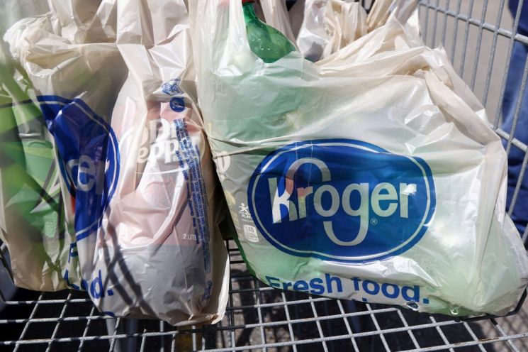 美 최대슈퍼마켓 체인, 2025년까지 비닐봉지 퇴출…연간 60억장