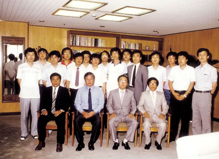 ▲고 최종현 SK회장(앞줄 왼쪽 두번째)이 1985년 한국고등교육재단이 지원하는 해외유학 장학생들과 출국간담회에서 기념사진을 촬영하고 있다.