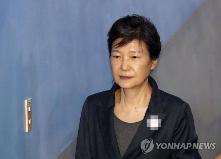 '1심 징역 6년'  박근혜, 국정원 특활비 항소심 10개월 만에 시작