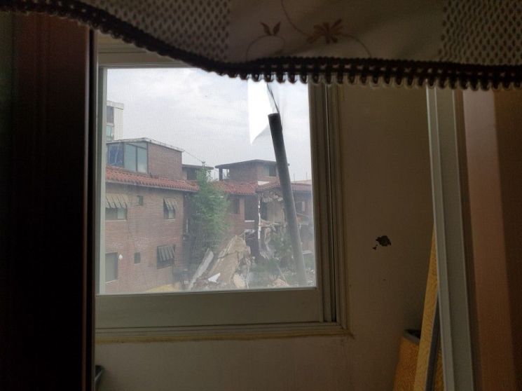 철거현장에서 넘어진 철근이 맞은편 아파트 창문에 맞닿은 모습 (사진=송파구 제공)