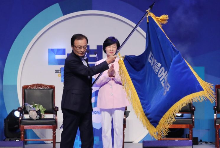 당기 넘겨받은 이해찬 與 대표…"野 협치 위한 인적배치, 靑과 협의하겠다"(종합)