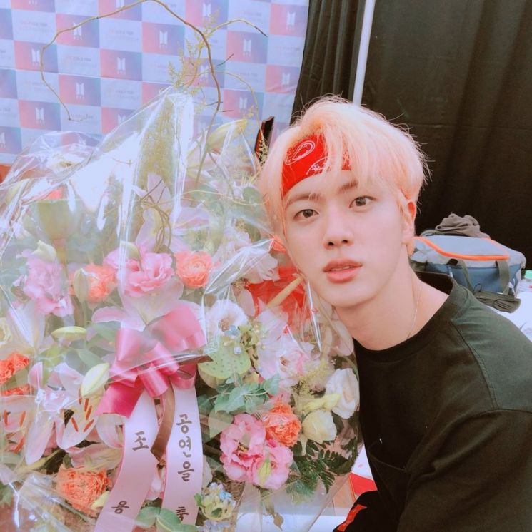 '가왕' 조용필에 화환 받은 방탄소년단 "선생님 감사합니다"