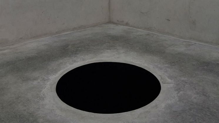 포르투갈 세할베스 미술관에 설치된 아니시 카푸어의 1992년작 'Descent in Limbo'. 사진 = euronews 영상 캡쳐