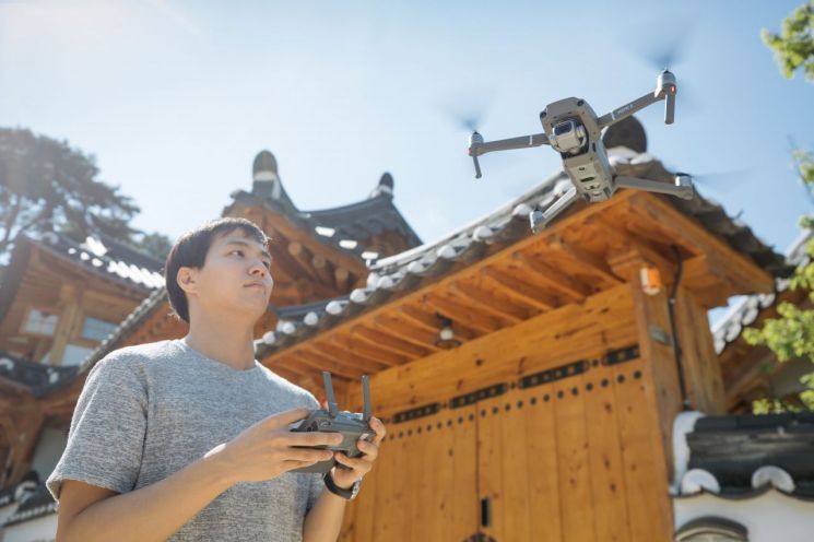 중국 DJI, 최첨단 카메라 장착한 드론 '매빅2' 출시