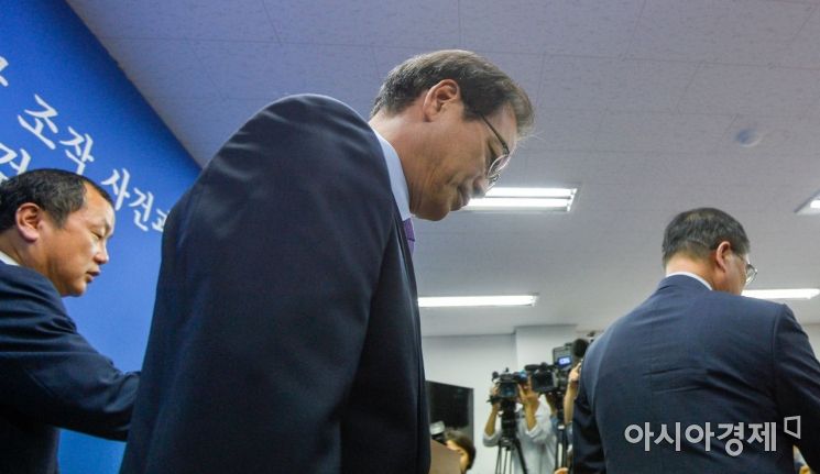 드루킹 댓글 조작 사건을 수사해온 허익범 특별검사가 27일 서울 강남구 특검사무실에서 수사결과 발표를 마친 뒤 브리핑실을 나서고 있다. 특검팀은 문재인 대통령에게 수사 기간 연장을 요청하지 않고 지난 25일 60일 동안의 수사일정을 마쳤으며, 김경수 경남도지사와 드루킹 김동원 씨 등 모두 12명을 재판에 넘겼다./강진형 기자aymsdream@