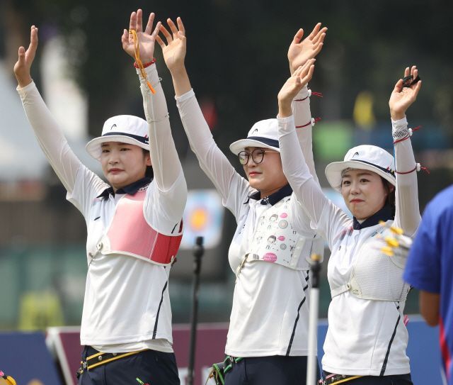 여자양궁 대표팀의 장혜진(오른쪽부터), 이은경, 강채영이 리커브 단체전에서 우승한 뒤 관중에게 손을 흔들고 있다. 사진=연합뉴스