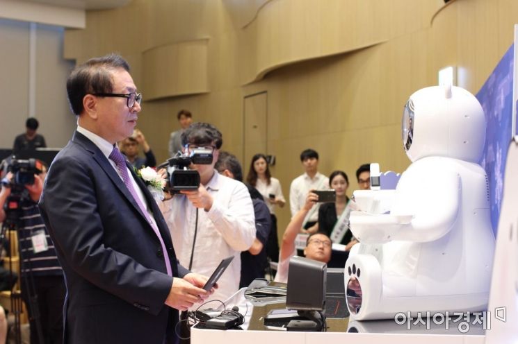 편의점에 계산원 대신 로봇이? 세븐일레븐, AI 결제 로봇 ‘브니’ 공개(종합)