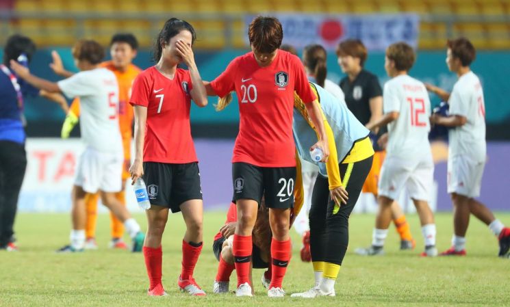 '뼈아픈 자책골' 한국 여자축구, 일본에 1-2 패…결승 진출 좌절