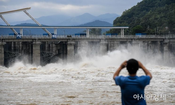 충청과 남부지방에 이어 서울 등 수도권에 약 200mm에 이르는 기습 폭우가 내린 29일 경기도 남양주시 팔당댐에서 수문을 개방해 물을 방류하고 있다./남양주=강진형 기자aymsdream@