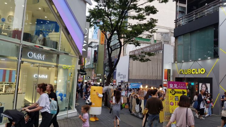 [르포]中화장품 명동 매장, 건물 한채가 '텅텅'…손님보다 직원이 많아