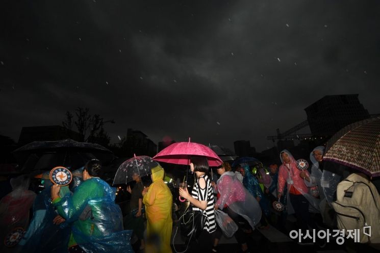 연이틀 폭우가 내린 29일 서울 종로구 광화문 사거리에서 우산을 쓴 시민들이 발걸음을 재촉하고 있다. 기상청은 강한 비구름대가 차차 남하하면서 29일과 30일 사이 중부지방, 30일과 31일 사이에는 전라도를 중심으로 많은 비가 내리겠다고 예보했다. /문호남 기자 munonam@