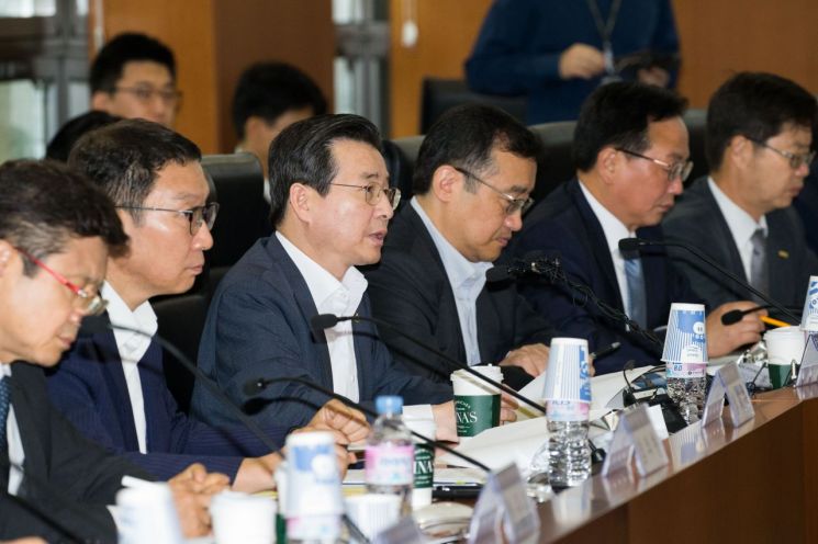 김용범 금융위 부위원장(왼쪽에서 3번째)이 30일 여의도 한국거래소에서 제약·바이오 업계 회계처리 투명성 관련 간담회를 진행하고 있다.
