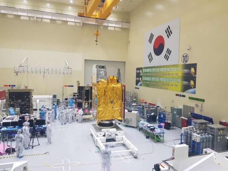 지난 29일 대전 유성 한국항공우주연구원에서 연구원들이 천리안 2A호를 점검하고 있다. (사진=금보령 기자)