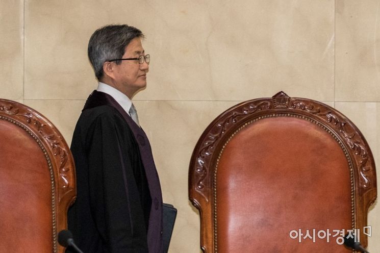 [포토] 대법정으로 들어서는 김명수 대법원장
