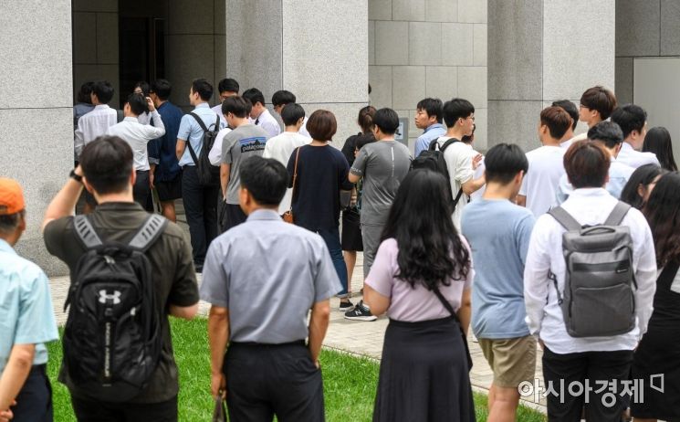 양심적 병역거부 전원합의체 공개변론이 예정된 30일 서울 서초구 대법원 앞에서 시민들이 방청권을 받기 위해 줄을 서있다. /강진형 기자aymsdream@