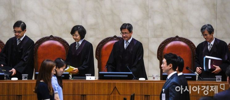 [포토] 대법정으로 들어서는 김명수 대법원장 및 대법
