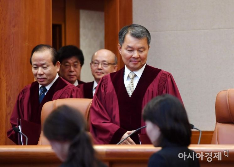 [포토]대심판정 입장하는 이진성 헌법재판소장