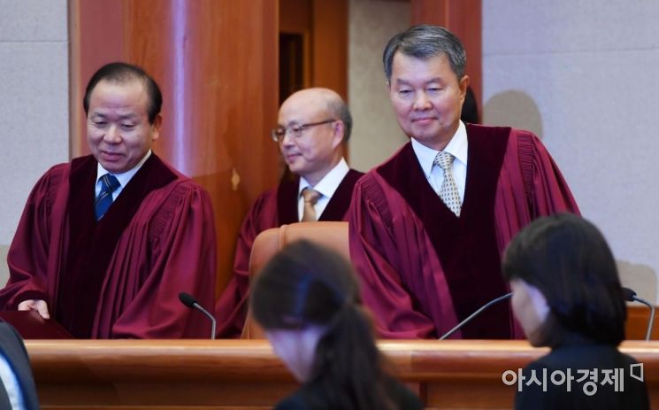 [포토]대심판정 들어서는 이진성 헌법재판소장과 재판관들