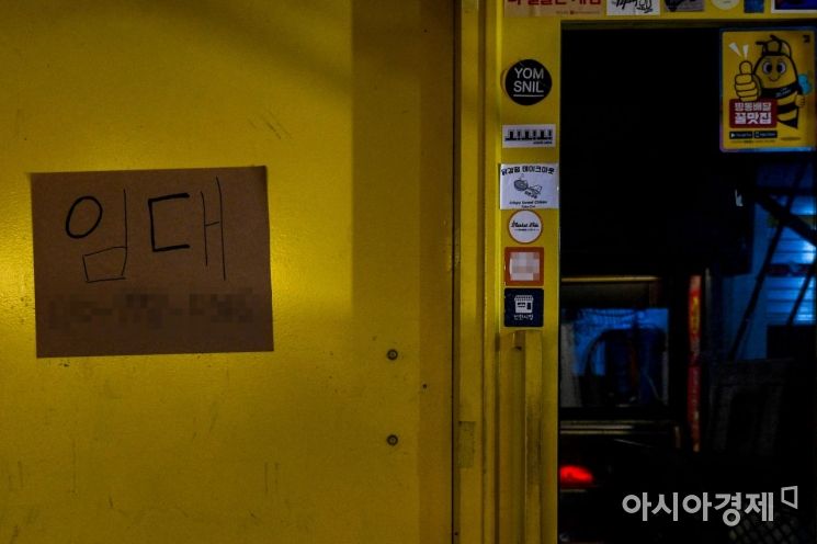 지난달 29일 서울 중구 음식점 밀집 지역 점포가 폐업한 뒤 임대 공고문을 부착하고 있다. /강진형 기자aymsdream@