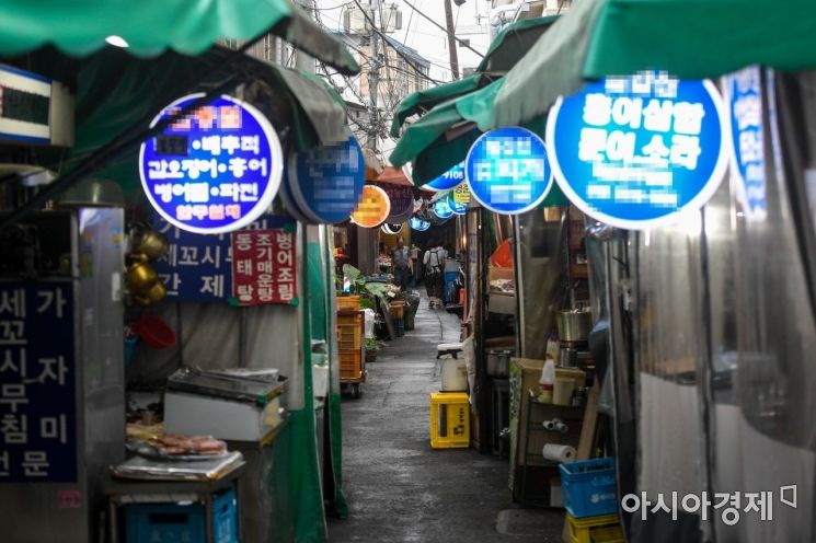 서울 중구 음식점 밀집 지역이 한산한 모습을 보이고 있다.