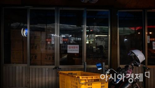 서울 중구의 한 음식점이 폐업을 한 뒤 '임대' 공고문을 붙이고 있는 모습.