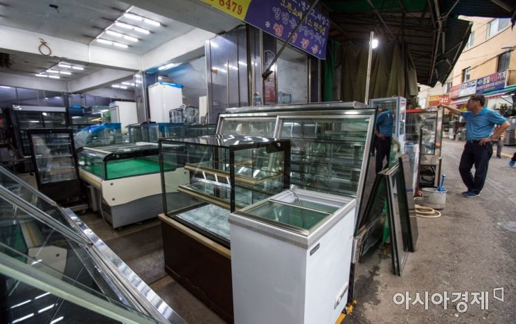 지난 29일 서울 중구 황학동 중고 주방기구 업체에 음식점에서 사용하던 냉장쇼케이스가 놓여 있다./강진형 기자aymsdream@